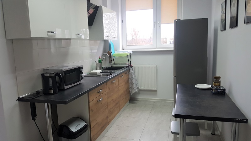 zdjęcie przedstawiające kuchnię w budynku hostelu