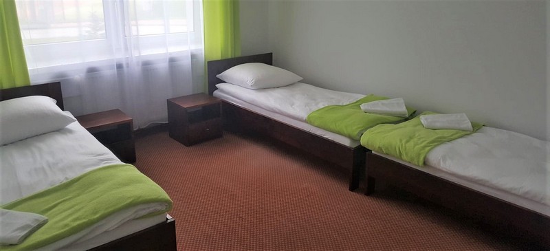 zdjęcie przedstawiające pokój w hostelu, łóżka