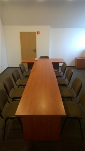 zdjęcie przedstawiające salę konferencyjną w hostelu