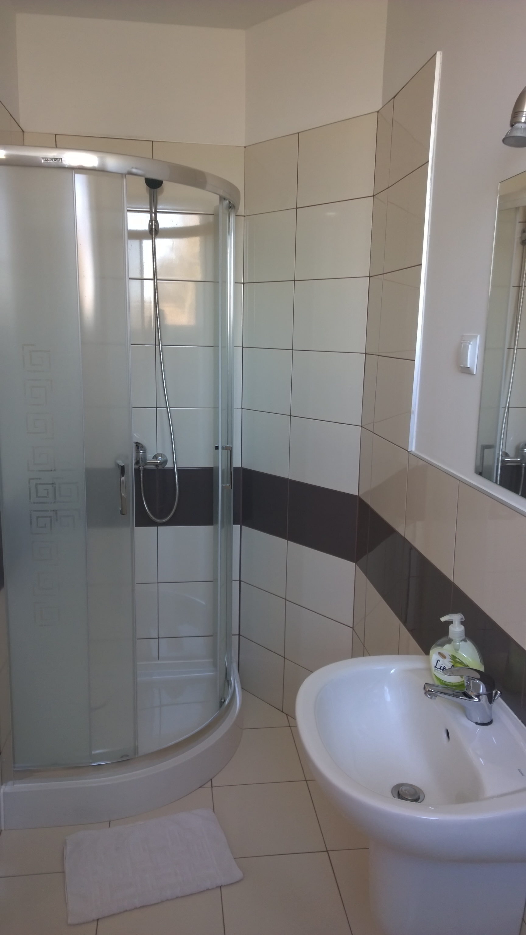 zdjęcie przedstawiające łazienkę w hostelu