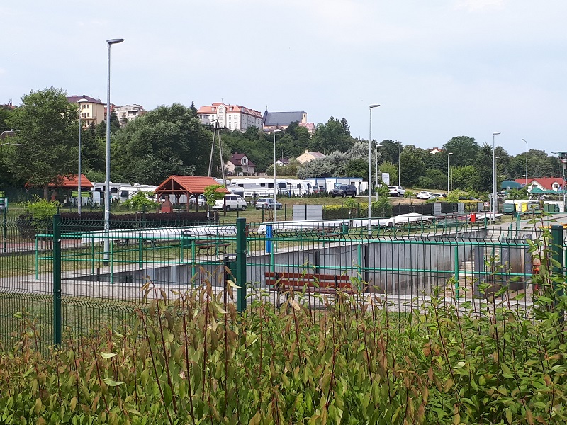 zdjęcie przedstawiające pole campingowe przy ulicy Żydowskiej w Łomży oraz port rzeczny