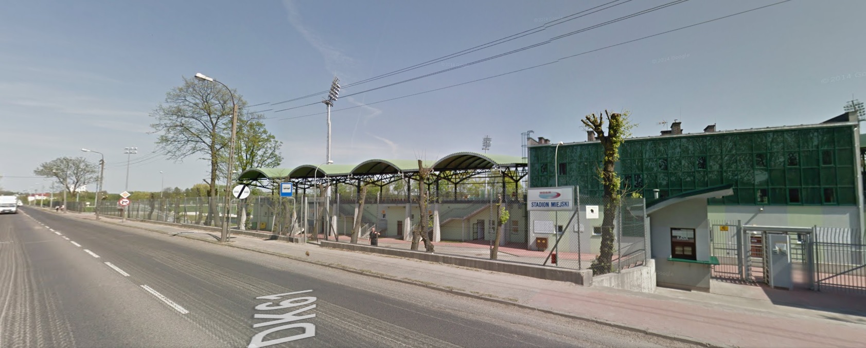 zdjęcie google map przedstyawiające ulicę Zjazd, w tle ogrodzenie i boisko stadionu