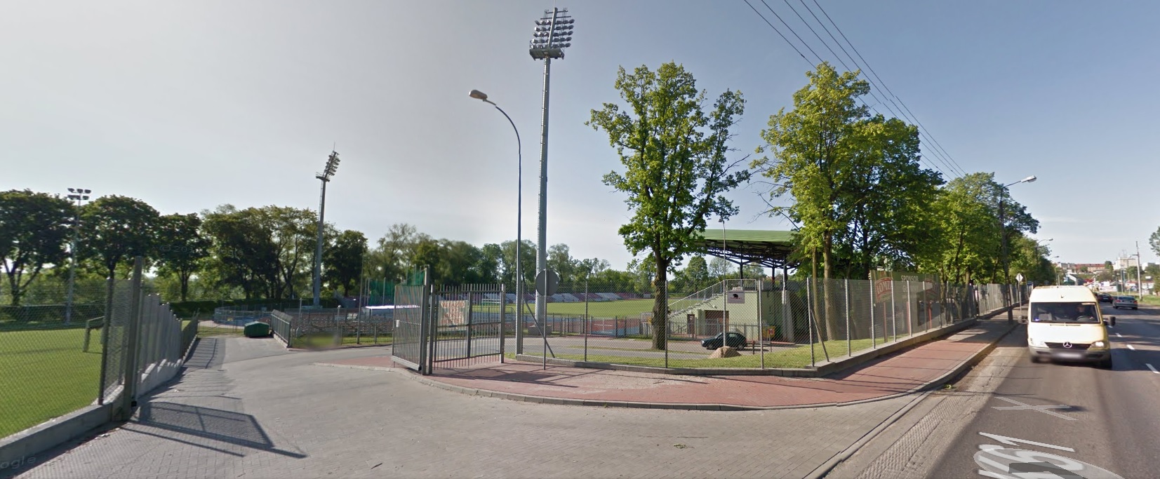 zdjęcie google map przedstyawiające ulicę Zjazd, w tle ogrodzenie i boisko stadionu