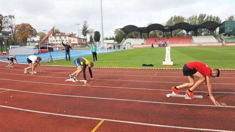 zawodnicy startujący w zawodach lekkoatletycznych, bieżnia, stadion