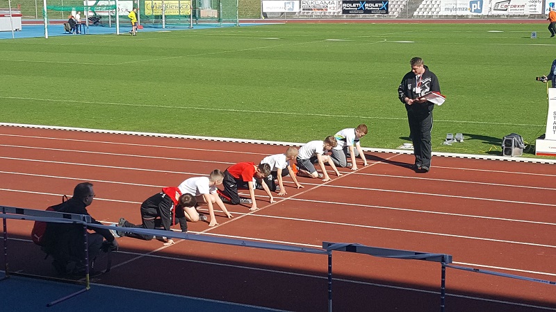 zawodnicy LA na starcie stadion miejski w Łomży