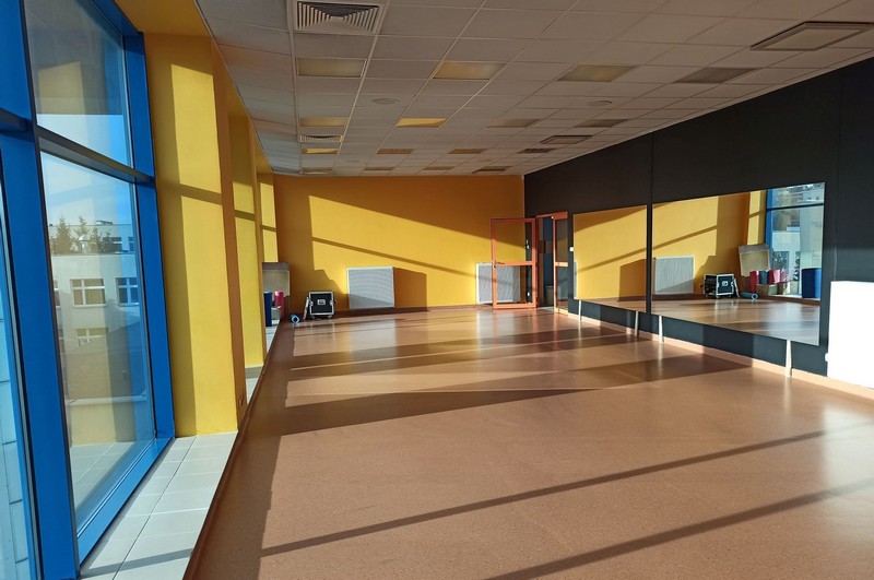 sala fitness, okna, lustra