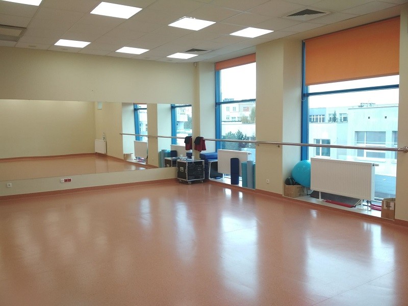 sala fitness, okna, lustra