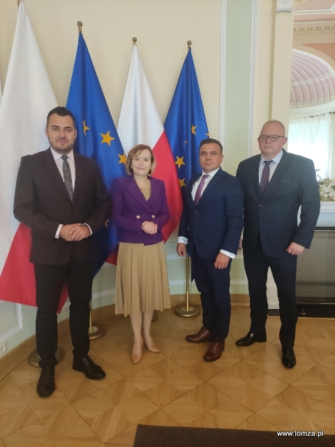  zdjęcie ze spotkania w Ministerstwie- od lewej Prezydent Łomży, Anna Krupka, dyrektor MOSir w Łomzy Andrzej MOdzelewski, Andrzej Wojtkowski, w tle flaga Polski i Unii Europejskiej