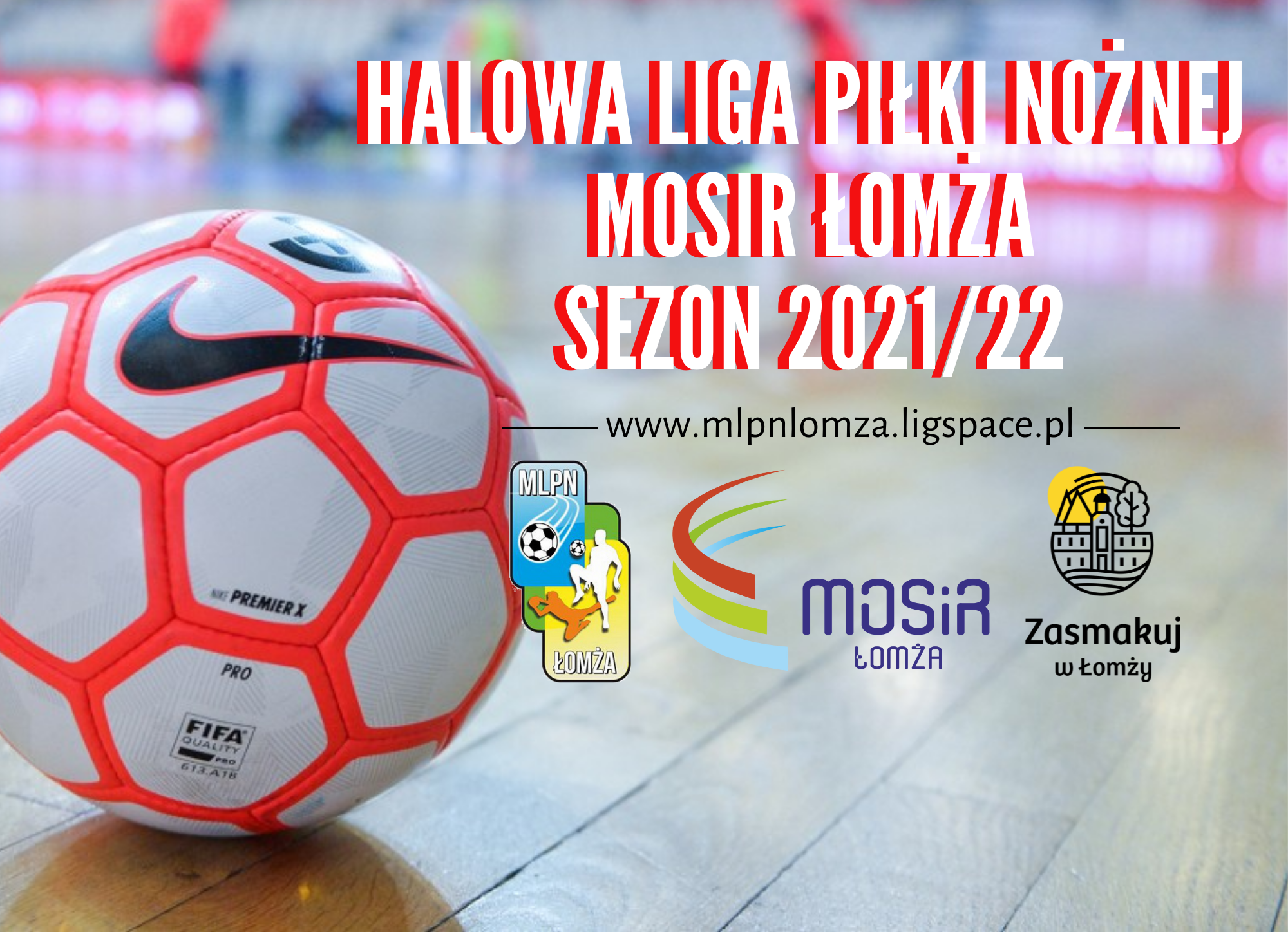 Piłka nike leżąca na boisku halowym. Po prawej stronie biało-czerwony napis Halowa Miejska Liga Piłki Nożnej MOSiR Łomża, pod spodem logotypy ligi, miasta oraz MOSiR Łomża.