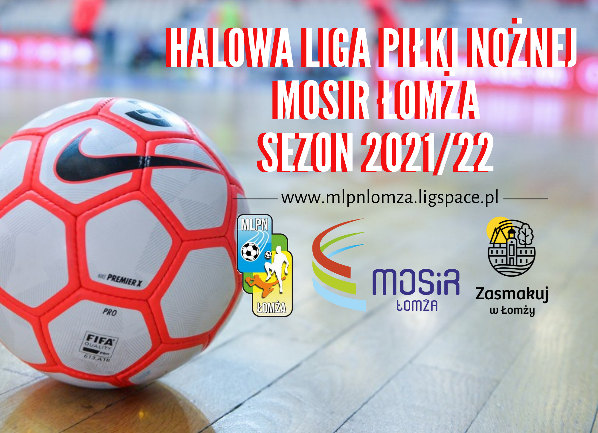 Piłka nike leżąca na boisku halowym. Po prawej stronie biało-czerwony napis Halowa Miejska Liga Piłki Nożnej MOSiR Łomża, pod spodem logotypy ligi, miasta oraz MOSiR Łomża