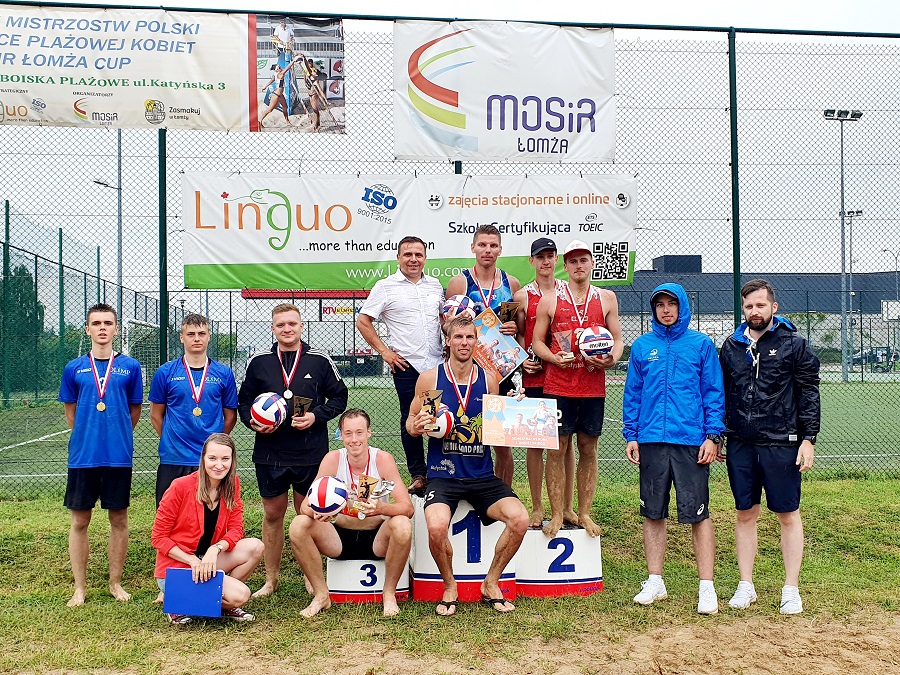 zdjęcie zwycięzców na podium Turnieju Siatkówki Plażowej