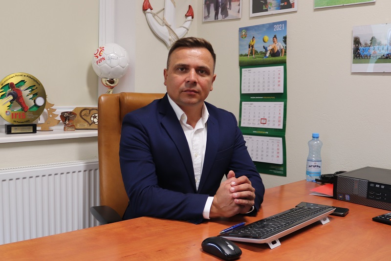 Na zdjęciu dyrektor MOSiR Andrzej Modzelewski siedzący za biurkiem w gabinecie