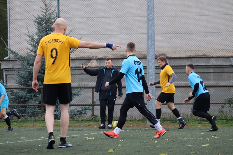 Zawodnicy MLPN na boisku typu Orlik, grają w piłkę.