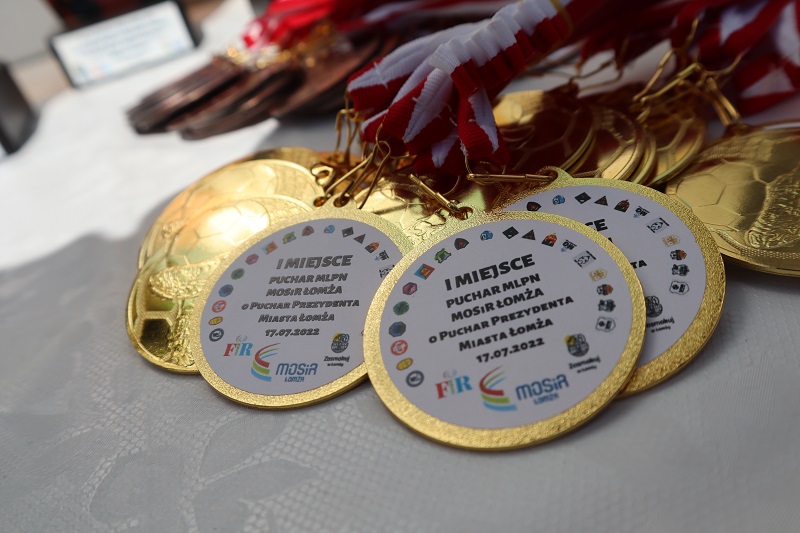 Złote medale z nazwą imprezy