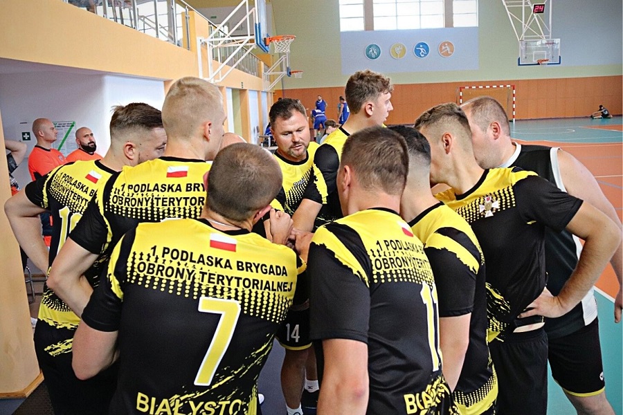 zdjęcie przedstawiające grupę zawodników koszykówki w hali