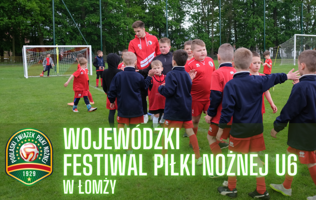 Na zdjęciu grupa dzieci idzie w szeregu zbijając piątki z dziećmi idącymi w przeciwną stronę. W dolnym lewym rogu nazwa turnieju "Wojewódzki Festiwal Piłki Nożnej U6 w Łomży".