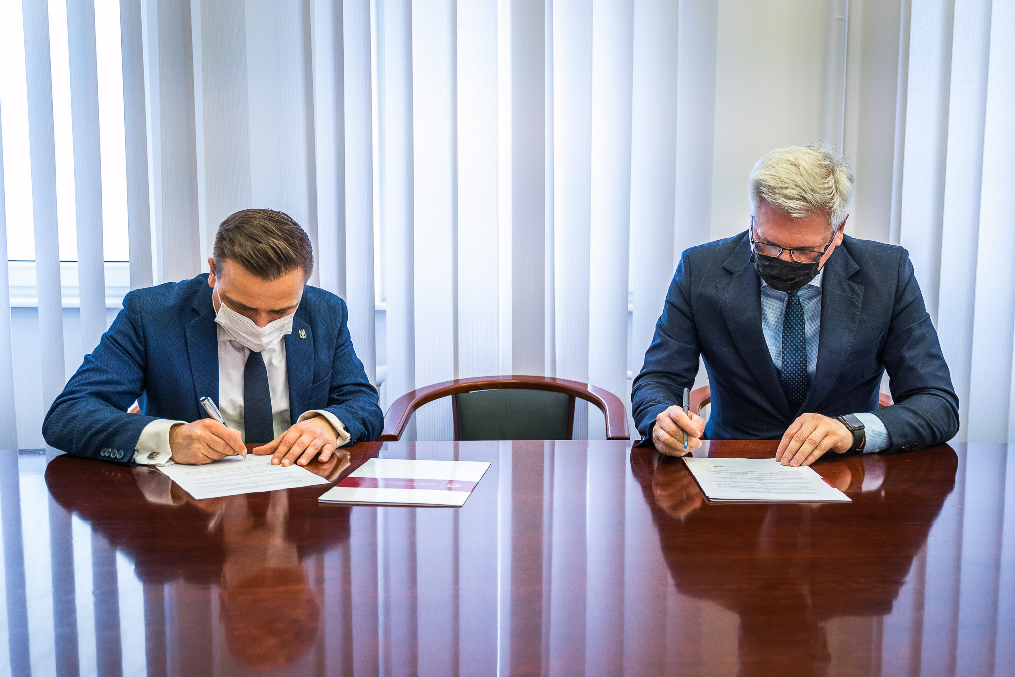 Zdjęcie przedstawia Dyrektora MOSiR i Rektora PWSIiP podpisujących porozumienie. i 