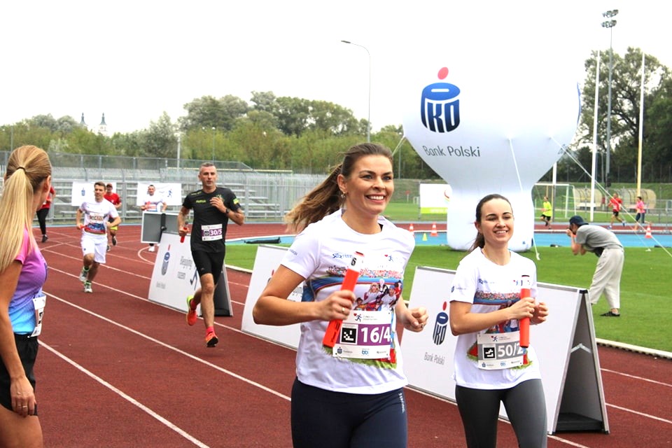zdjęcie osób biegnących po biezni stadionu Miejskiego w Łomży