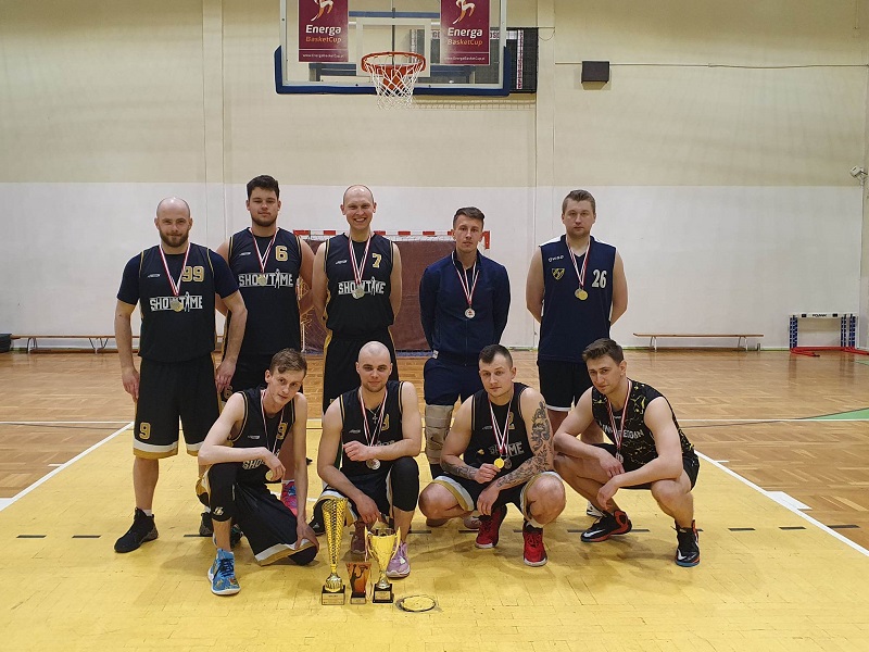 na zdjęciu zawodnicy druzyny Showtime w sali sportowej
