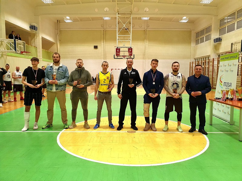zdjęcie przedstawiające wyróznionych zawodników na parkiecie sali sportowej