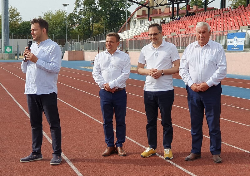 zdjęcie przedstawiające dyrektora MOSiR, prezydenta Miasta Łomża, wiceprezmiera MON i posła Gwiazdowskiego