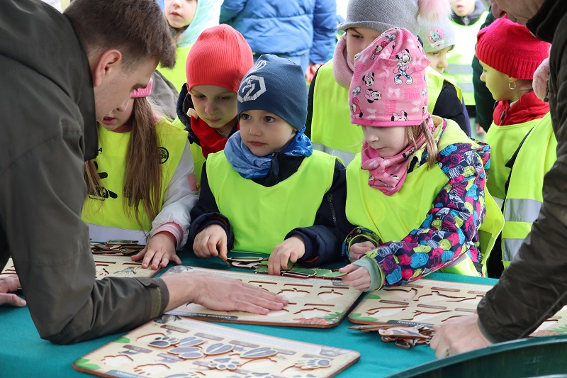 zdjęcie przedstawijące grupę dzieci na stoisku edukacyjnym Nadleśnictwa Łomża