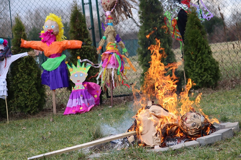 zdjęcie przedstawiające kukły marzanny oraz ognisko