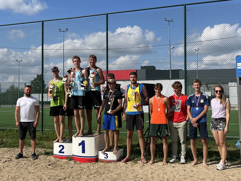 Zwycięskie zespoły na podium z trofeami