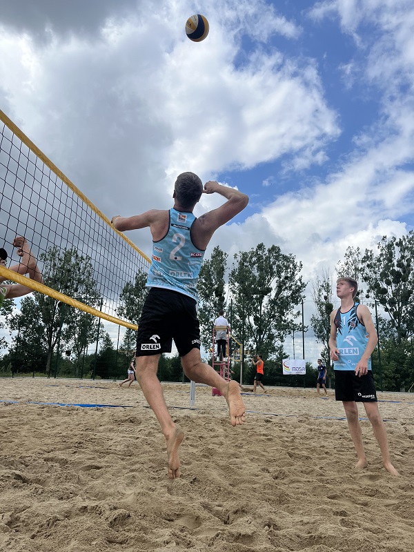 Zawodnik na boisku do piłki plażowej w pozycji do ataku na piłkę