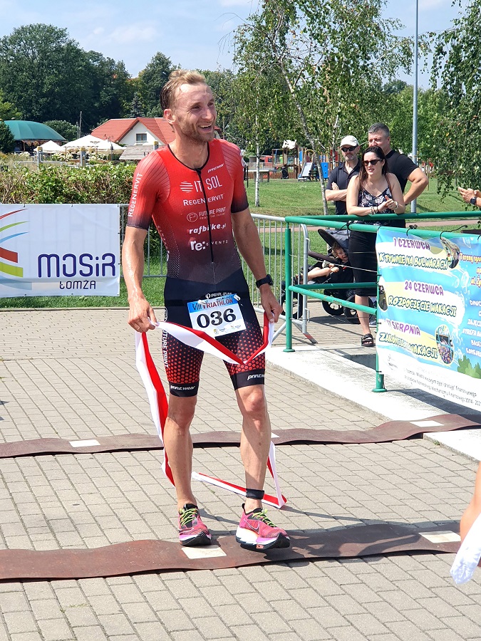 zdjęcie przedstawiające zwycięzcę triathlonu na mecie