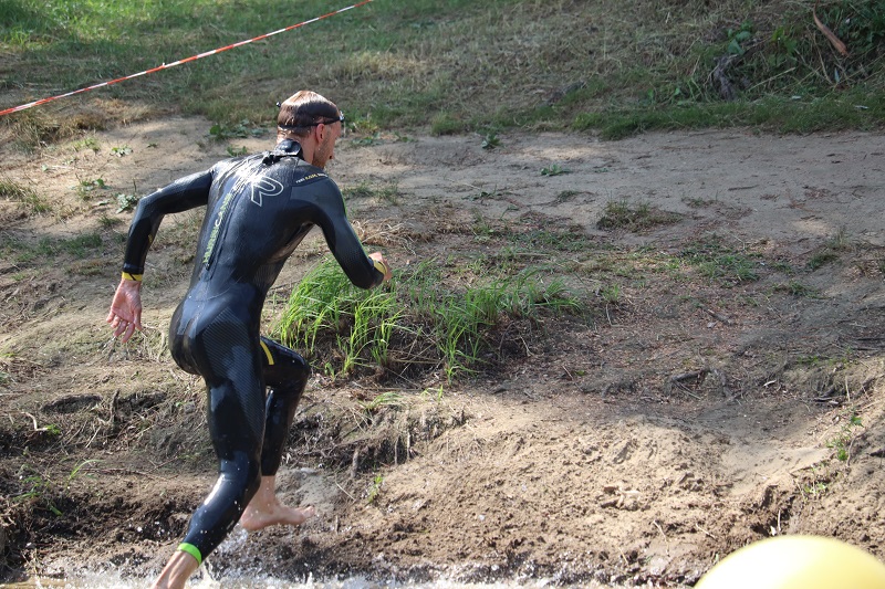 zdjęcie przedstawiające zawodników triathlonu w rzece