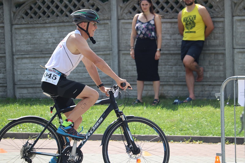 zdjęcie przedstawiające zawodników triathlonu na rowerze