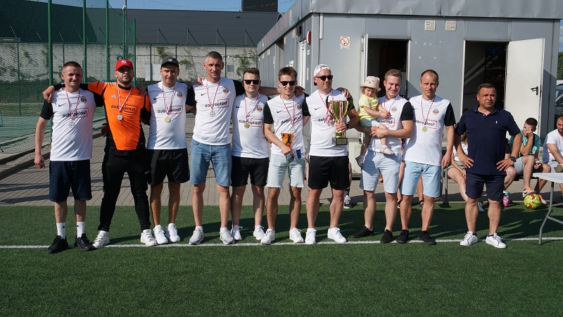 Drużyna Dobroplast Zambrów z trofeum