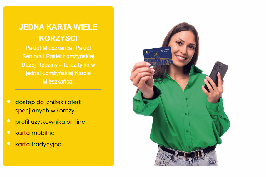kobieta z kartą Łomżyńska Karta Mieszkańca w dłoni