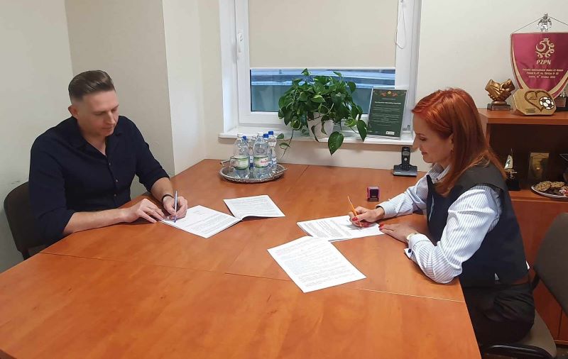 na zdjęciu dzieżawca hostelu i dyrektor MOSiR Bernadeta Krynicka podpisują umowę przy stole