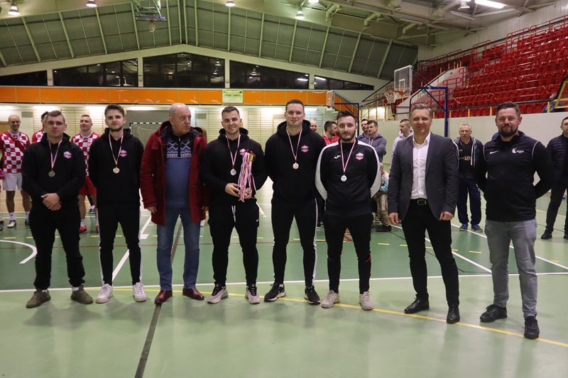 Zdjęcie przedstawia zawodników drużyny, która zajęła II miejsce.