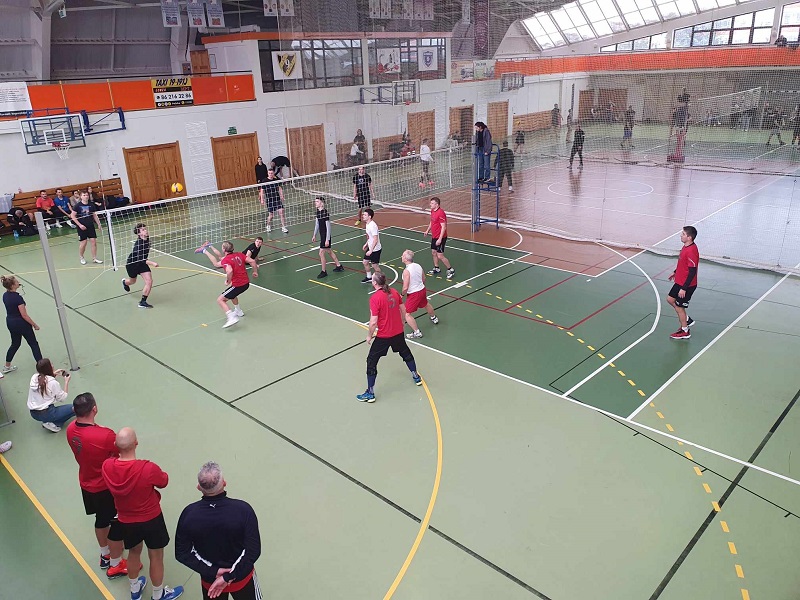 zdjęcie przedstawiające zawodników grających w siatkówkę w hali sportowej