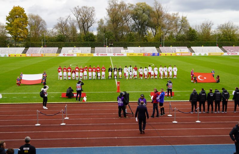 zdjęcie reprezentacja Polski i Turcji z dziećmi wyprowadzającymi na murawie stadionu