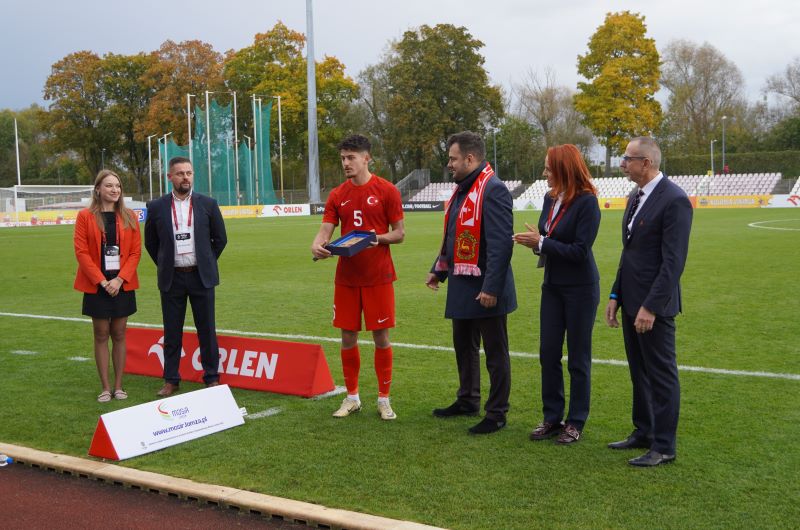 Prezydent Łomży Mariusz Chrzanowski, dyrektor MOSiR - Bernadera Krynicka, członek zarządu Podlaski ZPN i pracownicy MOSiR wręczanie statuetki dla najlepszego zawodnika reprezentacji Turcji na murawie stadionu