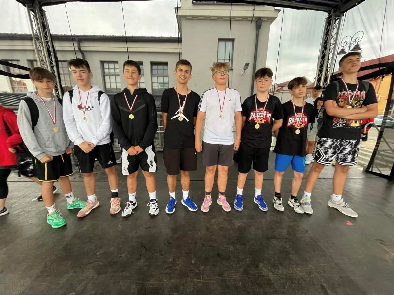 zawodnicy Street Basket z medalami