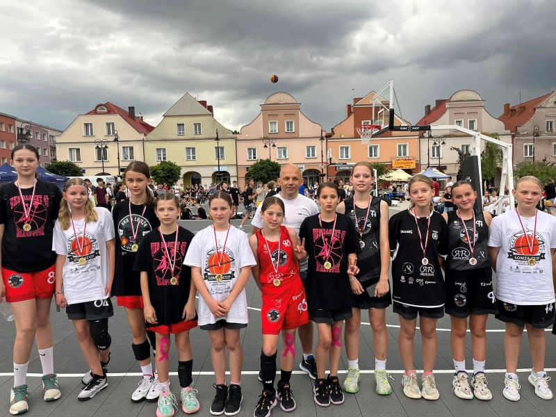 zdjęcie zawodniczek z medalami Street Basket