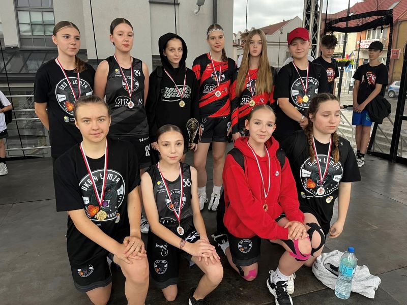 zawodnicy Street Basket z medalami