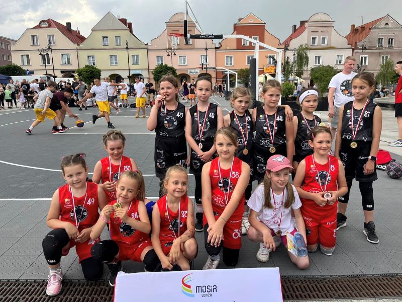 zdjęcie zawodników z medalami Street Basket