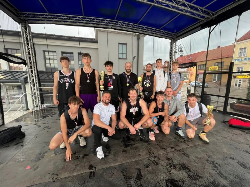 na zdjęciu zawodnicy Street Basket Łomża z medalami stoją na scenie