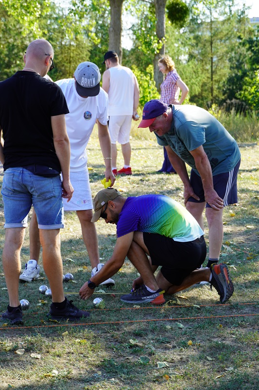 Zdjęcie przedstawia zawodników grających w BOULE.