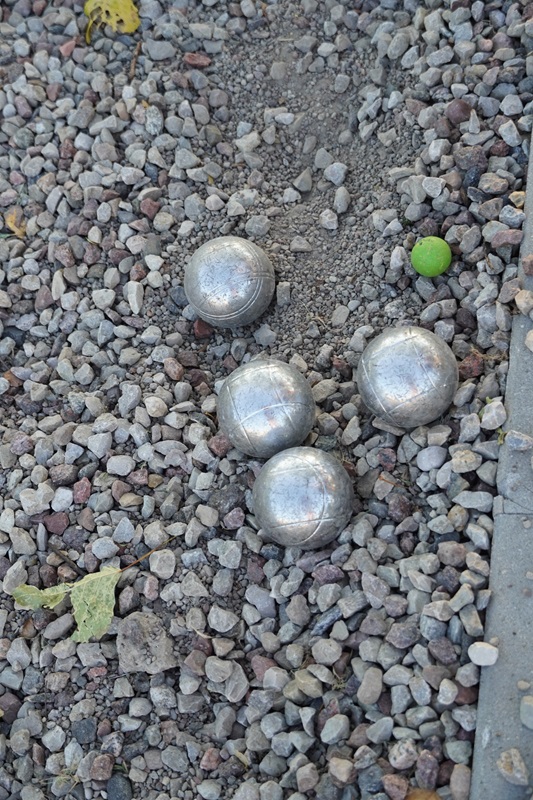 Zdjęcie przedstawia BOULE na bulodromie żwirowym.