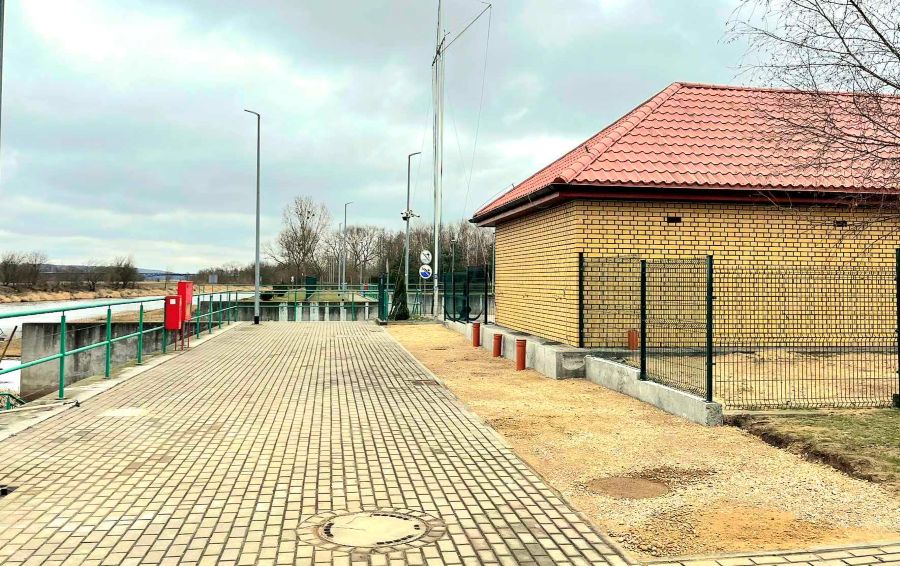 zdjęcie przedstawiające budynek portu rzecznego, bulwary, widok na rzekę