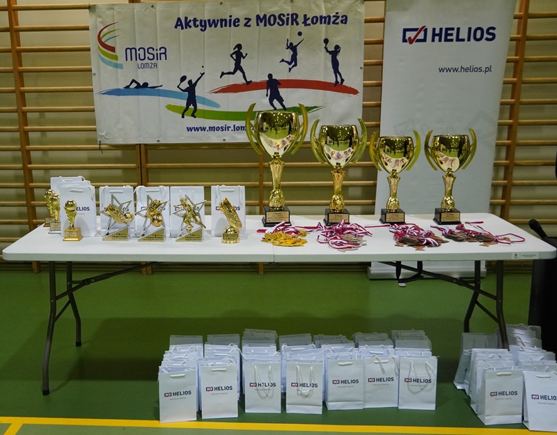 Zdjęcie przedstawia trofea sportowe i nagrody
