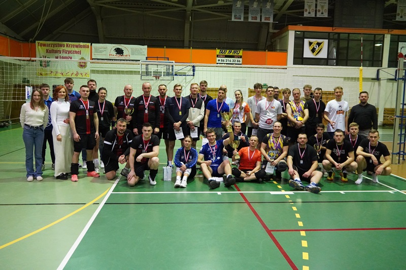 Zdjęcie przedstawia wszystkich zawodników III Noworocznego Turnieju Siatkówki.