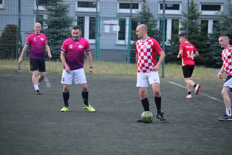 Mężczyźni grający w piłke nożną na boisku